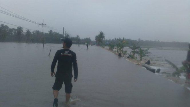 					Dokumentasi: Kondisi jalan poros Barru Sulawesi Selatan terendam banjir akibat intensitas hujan belum lama ini. (Humas BPBD Sulsel)