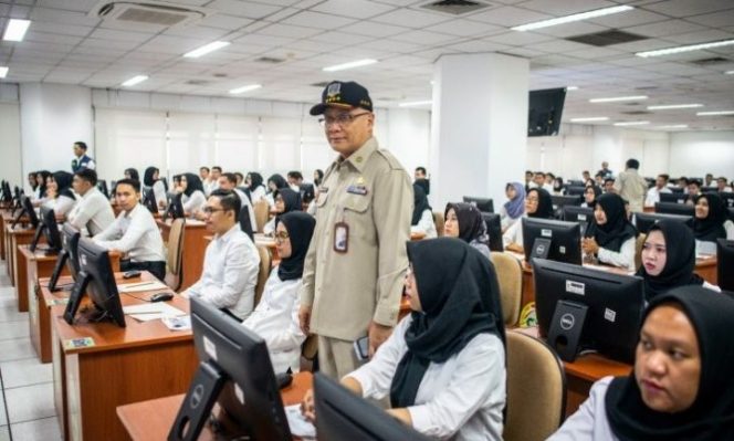 					Kepala BKN Bima Haria Wibisana (tengah) meninjau pelaksanaan Seleksi Kompetensi Dasar (SKD) berbasis Computer Assisted Test (CAT) untuk Calon Pegawai Negeri Sipil (CPNS) di kantor Badan Kepegawaian Negara (BKN) Pusat, Jakarta, Senin (27/1/2020). (ANTARA FOTO/Aprillio Akbar)