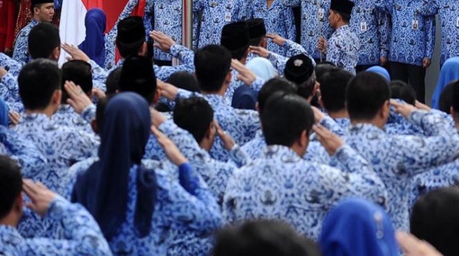 					Upacara PeringatanMendagri Tjahyo Kumolo (kanan) sedang memimpin upacara di lingkungan Kementerian Kementerian Dalam Negeri, Jakarta, Rabu (1/6). Sebelumnya Pemerintahan Presiden Joko Widodo menetapkan pada 1 Juni sebagai Peringatan Hari Lahir Pancasila, upacara tersebut mengusung tema Bulan Bung Karno. Foto: Tahta Aidilla/Republika.