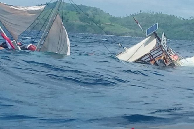 					Situasi kapal terbalik yang ditumpangi sejumlah wartawan di Labuan Bajo, NTT pada Selasa (21/1/2020). ANTARA/Istimewa/pri.
