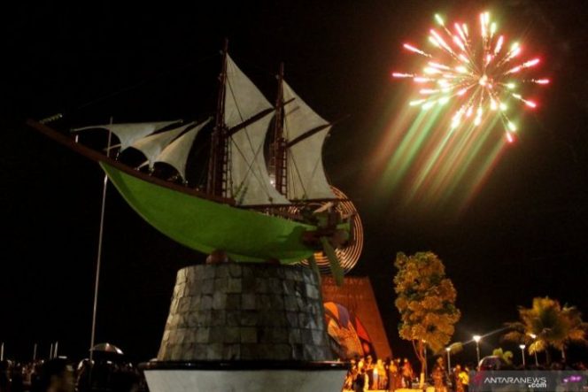 					Warga memadati anjungan Pantai Losari saat malam perayaan pergantian tahun di Makassar, Sulawesi Selatan, Rabu (1/1/2020). ANTARA FOTO/Arnas Padda/pras.