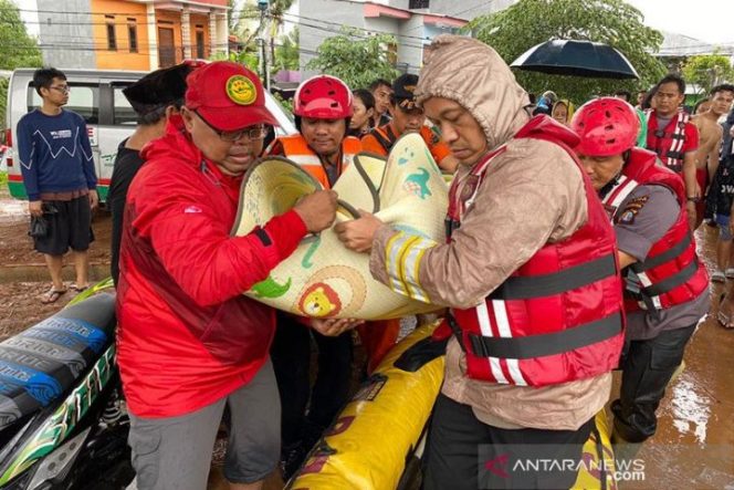 					Direktur Sabhara Polda Metro Jaya, Kombes Pol Ngajib mengevakuasi jenazah warga Cipinang Melayu bernama M.Ali (82) yang meninggal saat banjir menerjang kediamannya di kawasan Kelurahan Cipinang Melayu RT04/04, Kecamatan Makassar, Jakarta Timur, Rabu (1/1/2020). ANTARA/HO-Polda Metro Jaya/aa.