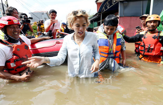  Nikita  Mirzani  Terjun Langsung Cebur ceburan Bantu Korban 