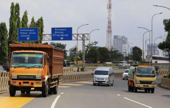 					Sejumlah truk melintas di ruas tol Jakarta-Tangerang, Kota Tangerang, Banten, Senin (30/12/2019). ANTARA FOTO/Fauzan/wsj. (ANTARA FOTO/FAUZAN)