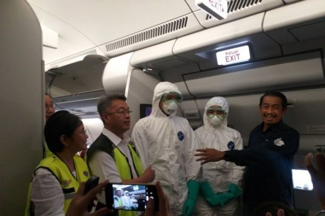 					Presiden Direktur Lion Air Group Edward Sirait (kanan) mengatakan pihaknya sudah mengoptimalkan persiapan pesawat A-330 Batik Air, dan sejumlah kru pesawat, yang akan bekerja sama dengan pemerintah untuk mengevakuasi WNI dari Wuhan, China, Sabtu ini (1/2). (Indra Arief)