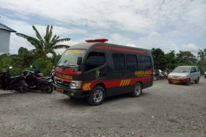 					Mobil ambulans Polres Mimika membawa Brigadir Junaidi, anggota Satuan Pelopor Brimob Polri Kelapa Dua Jakarta yang tertembak KKB di Nduga pada Rabu (26/2/2020) menuju pesawat Batik Air di Bandara Mozes Kilangin Timika untuk diterbangkan ke Jakarta, Kamis (27/2/2020) (ANTARA/Evarianus Supar)
