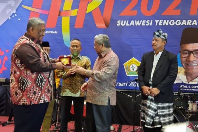 					Gubernur Ali Mazi (kiri) saat menerima SK penunjukan HPN 2021 dari ketua PWI Pusat Atal S Depari, pada acara gala dinnar di kota Banjarmasin. (ANTARA/Azis Senong/pri)