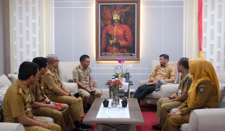 Kepala Kesatuan Pengelola Hutan (KPH) Jeneberang 1 Provinsi Sulawesi Selatan, Andi Tonra Solie bersama jajaran saat mengunjungi Bupati Gowa, Adnan Purichta Ichsan membahas terkait penanaman 15 ribu pohon di Gowa. (Foto:BERITA.NEWS/Putri).