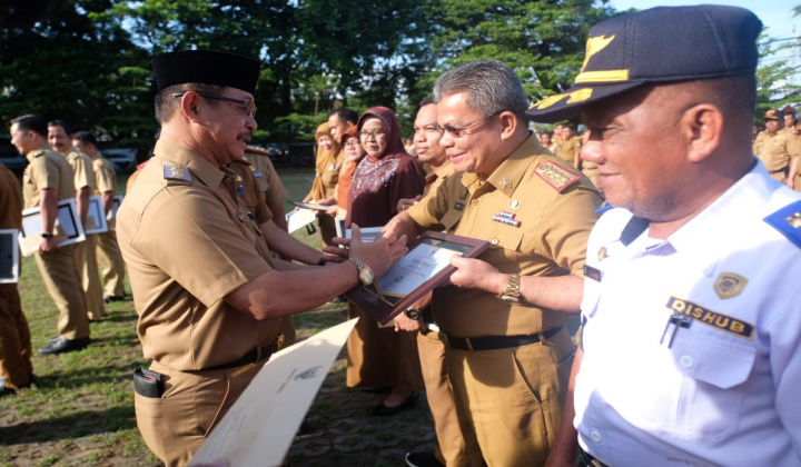 Sejumlah OPD Pemkab Gowa menerima penghargaan atas capaian SAKIP dan Pelayanan Publik. (Foto: BERITA.NEWS/Putri).