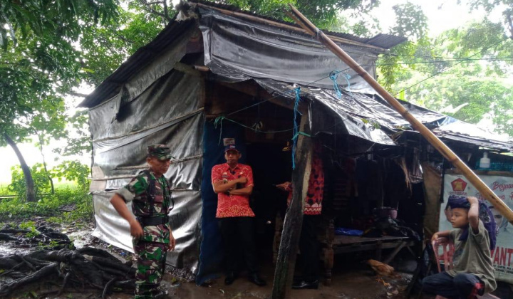 Pemerintah Kabupaten Gowa bergerak cepat mengunjungi kediaman Hasri Daeng Nappa warga Dusun Tabbuakkang, Desa Katangka, Kecamatan Bontonompo, agar segera diberi bantuan pangan dan papan. (Foto: BERITA NEWS/Putri).