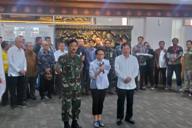 					Panglima TNI Marsekal Hadi Tjahjanto (kiri) di Tangerang, Sabtu (1/2/2020) mengatakan Warga Negara Indonesia (WNI) yang dievakuasi dari Wuhan, China, akan transit terlebih dahulu di Natuna, Kepulauan Riau, untuk menjalani protokol kesehatan dalam jangka waktu tertentu (ANTARA/Indra Arief Pribadi)