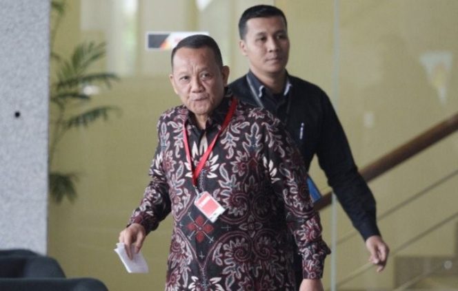 					Mantan Sekretaris Mahkamah Agung Nurhadi Abdurrachman (kiri) berjalan memasuki Gedung KPK untuk menjalani pemeriksaan di Jakarta, Selasa (6/11/2018). (Antara)