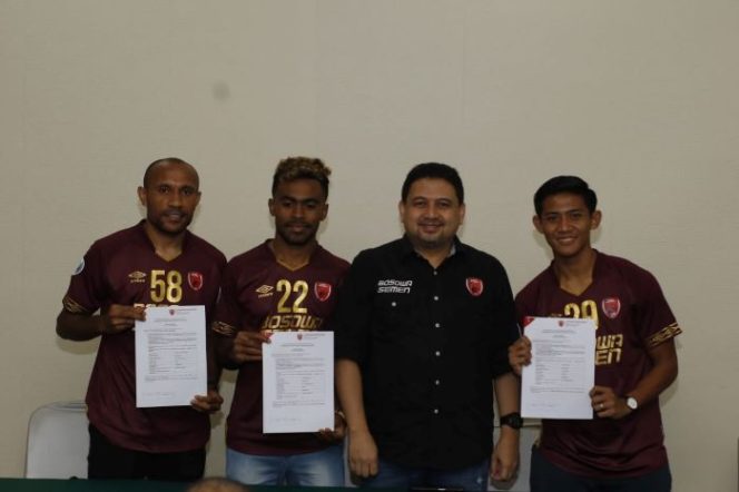 					CEO PSM Makassar Munafri Arifuddin bersama tiga pemain PSM. (Alfiandiz/BERITA.NEWS)