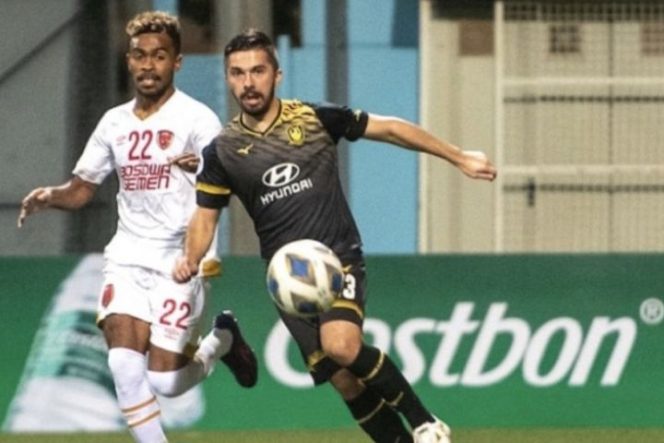 					Pemain PSM Makassar Yakob Sayuri (kiri) berebut bola dengan pemain Tampines Rovers dalam laga Grup H Piala AFC 2020 di Stadion Jalan Besar, Kallang, Singapura, Rabu (12/2/2020). Pertandingan itu dimenangkan Tampines dengan skor 2-1. (Konfederasi Sepak Bola Asia/AFC)