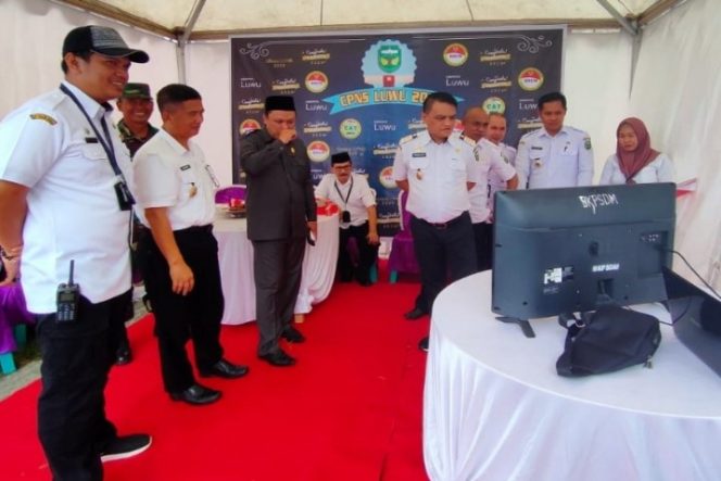 					Wakil Bupati Luwu, Syukur Bijak, Pj. Sekda Luwu, Ridwan Tumbalolo, Kepala BKPSDM, H. Sulaiman dan Kepala Bidang Mutasi, Andi Ahkam Basmin, memantau perolehan skor peserta tes melalui monitor yang disiapkan panitia di luar ruang tes