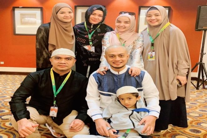 					Bakal Calon Walikota Makassar, H Andi Bashar (jongkok kiri) bersama keluarga dan koleganya di Mekkah, Kamis (27/2/2020)