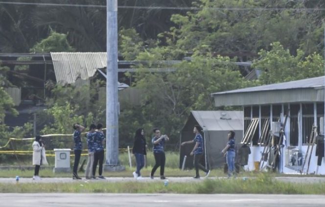 					Sejumlah Warga Negara Indonesia (WNI) yang dievakuasi dari Wuhan, Hubei, China melakukan aktivitas menjelang pemulangan di hanggar Pangkalan Udara TNI AU Raden Sadjad, Ranai, Natuna, Kepulauan Riau, Jumat (14/2/2020). Sejumlah WNI mulai membuka masker mereka menjelang berakhirnya masa observasi. (ANTARA FOTO/Muhammad Adimaja)