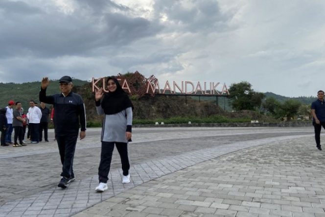 					Wakil Presiden Ma’ruf Amin berolahraga pagi di kawasan Pantai Kuta Mandalika, Lombok, Nusa Tenggara Barat, Kamis ((20/2/2020). (Fransiska Ninditya)