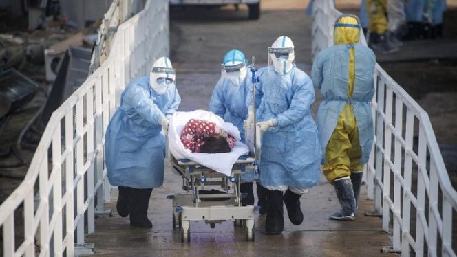 					Pasien virus corona dipindahkan ke rumah sakit darurat Huoshenshan di Wuhan (Xiao Yijiu/Xinhua via AP Photo)