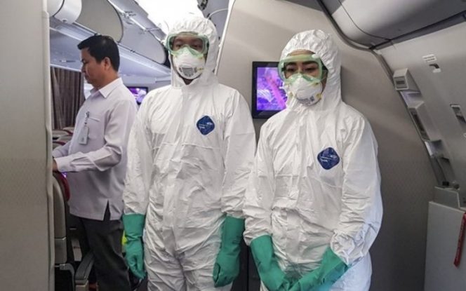 					Awak kabin mengenakan baju steril saat melakukan persiapan di dalam pesawat tipe A-330 milik Batik Air yang akan digunakan untuk menjemput Warga Negara Indonesia (WNI) di Wuhan, China. (ANTARA FOTO/MUHAMMAD IQBAL).