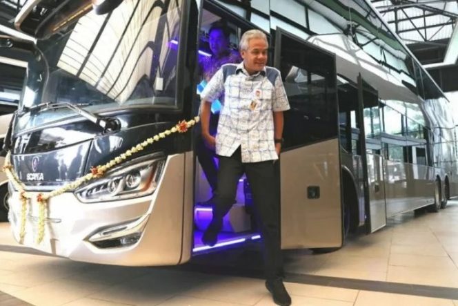 					Gubernur Jawa Tengah Ganjar Pranowo turun dari bus tingkat yang akan diekspor ke negara Banglasesh. (ANTARA/HO-Humas Pemprov Jawa Tengah)