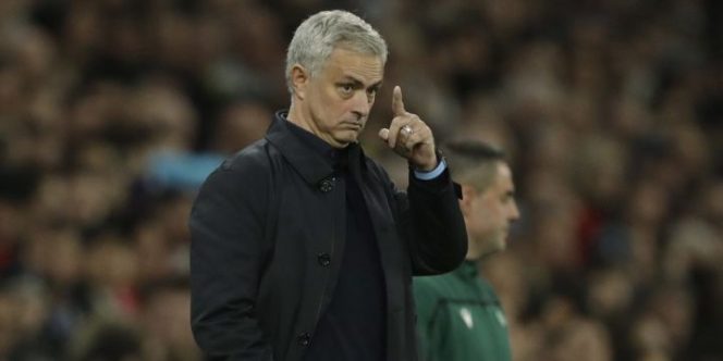 					Jose Mourinho saat memberi instruksi pada pemain Tottenham di laga melawan Olympiakos, Rabu (27/11/2019) di Tottenham Hotspur Stadium. (AP Photo)