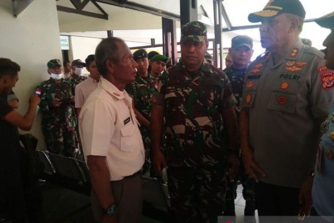 					Pangdam XVII/Cenderawasih Mayjen TNI Herman Asaribab dan Kapolda Papua Irjen Paulus Waterpauw menyampaikan duka cita kepada keluarga 12 prajurit korban kecelakaan Helikopter Mi-17 di Pegunungan Mandala Kabupaten Pegunungan Bintang di RS Bhayangkara Polda Papua, Kotaraja Jayapura, Sabtu (15/2).(ANTARA/Muhsidin)