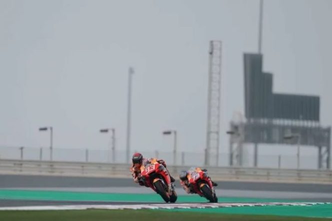 					Duet pebalap tim Repsol Honda Marc Marquez dan Alex Marquez menjalani tes pramusim di Sirkuit Losail, Doha, Qatar, Senin (24/2/2020). (ANTARA/HO-hondaracingcorporation.com)