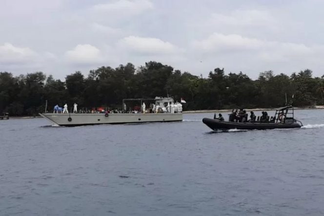 					Proses penurunan Anak Buah Kapal (ABK) Diamond Princess dari KRI dr Soeharso-990 yang berlabuh di sekitar Pulau Sebaru kecil, Kepulauan Seribu, Kamis (5/3/2020) (ANTARA/FAUZI LAMBOKA)