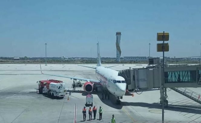 					Ilustrasi - Pengisian Avtur ke pesawat di Bandara Kertajati Majalengka. (ANTARA/Khaerul Izan)