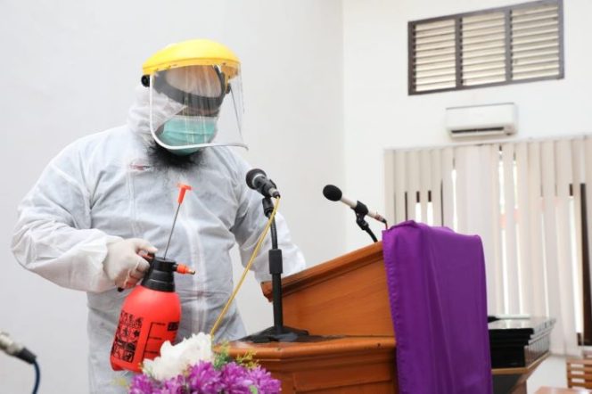 					Proses penyemprotan disinfektan di gereja oleh Dinas Kesehatan Bantaeng.