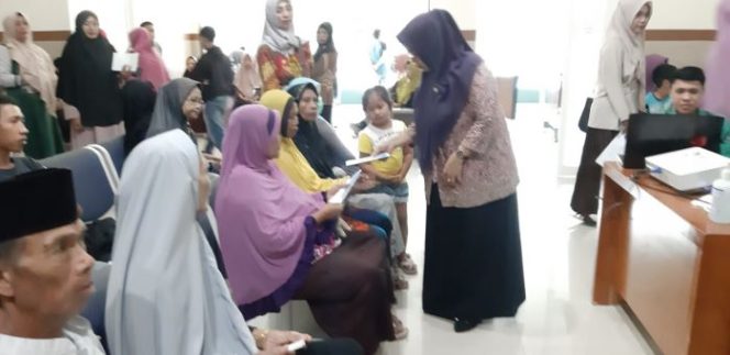 					Pembagian brosur dan penyuluhan pencegahan penyakit kepada para pasien yang dilakukan oleh pihak RSUD Bantaeng.
