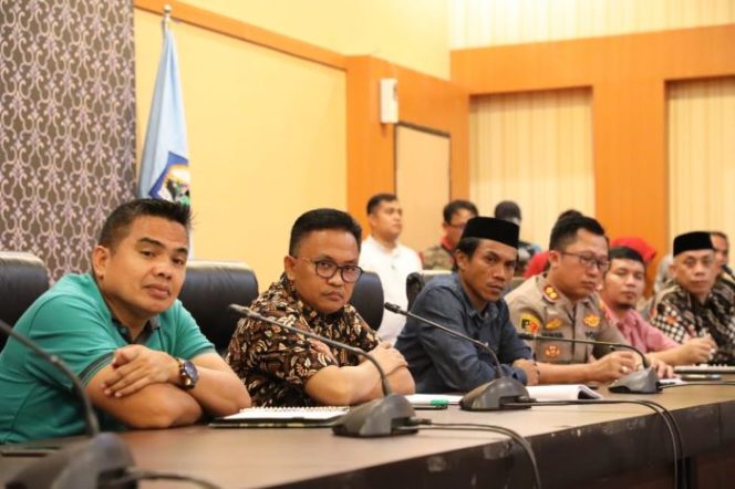 					Bupati Bantaeng, Ilham Azikin bersama Forkopimda saat rapat Koordinasi pelaksanaan protokol pencegahan virus corona, Senin (16/3/2020) malam.