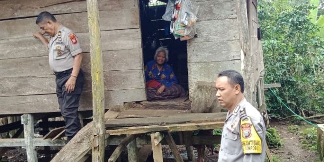 					Wakapolsek Tompobulu, IPTU Akiruddin Conde bersama Bhabinkamtibmas, Andi Hasbullah saat mendatangi rumah nenek Nati.