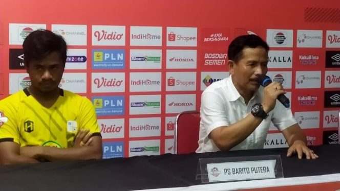 					Pelatih Barito Putera Djadjang Nurdjaman (kanan).