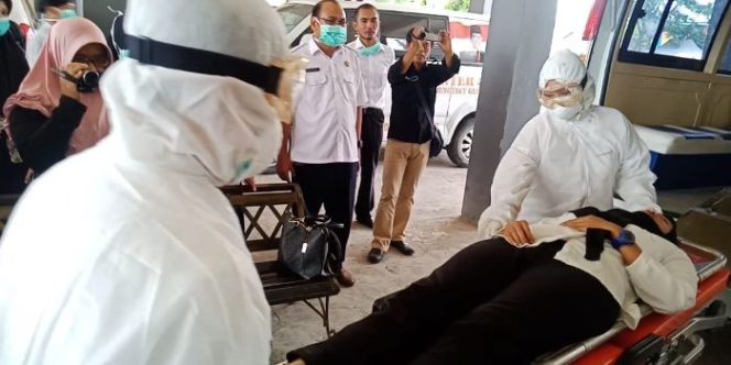 					Ilustrasi: Suasana simulasi penanganan pasien Corona di posko PSC Bulukumba,Sulsel, Rabu (4/3/2020).