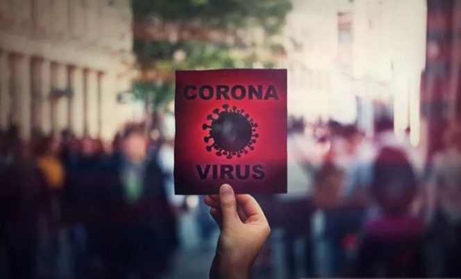 					ilustrasi: Tangan memegang peringatan spanduk merah dengan cepat menyebarkan Coronavirus di jalan-jalan kota yang ramai. Wabah epidemi virus Corona yang mematikan. ANTARA/Shutterstock/pri.