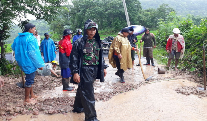 Tampak aparat Kecamatan dan desa serta warga setempat gotong royong bersihkan material longsor yang menutup jalan. (Foto: BERITA.NEWS/Putri).