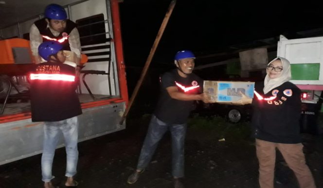 					Pasca Banjir, BPBD Gowa Serahkan Bantuan ke Warga Pallangga