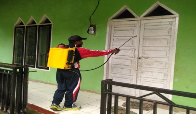 					Camat Tinggimoncong Semprot Disinfektan ke Sejumlah Fasum