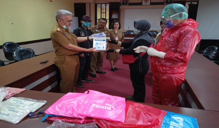 Penyerahan APD kepada Dirut RS Syekh Yusuf Gowa oleh perwakilan Jurnalis Gowa, Saribulan. (Foto: BERITA.NEWS/Putri).