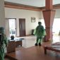 Tampak para petugas medis sedang menyemprotkan cairan disinfektan ke villa Prof Idrus. (Foto: Ist).