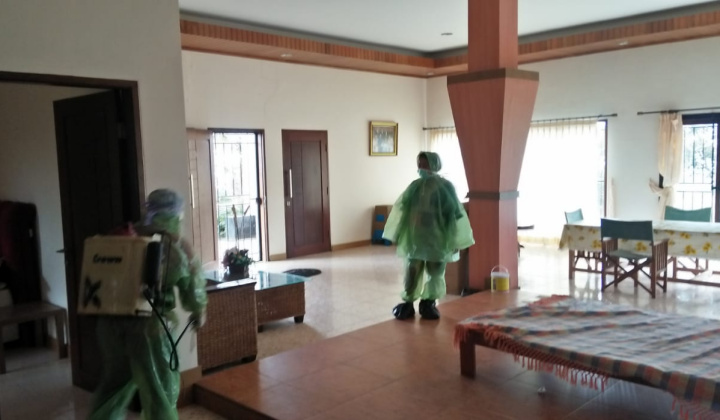 Tampak para petugas medis sedang menyemprotkan cairan disinfektan ke villa Prof Idrus. (Foto: Ist).