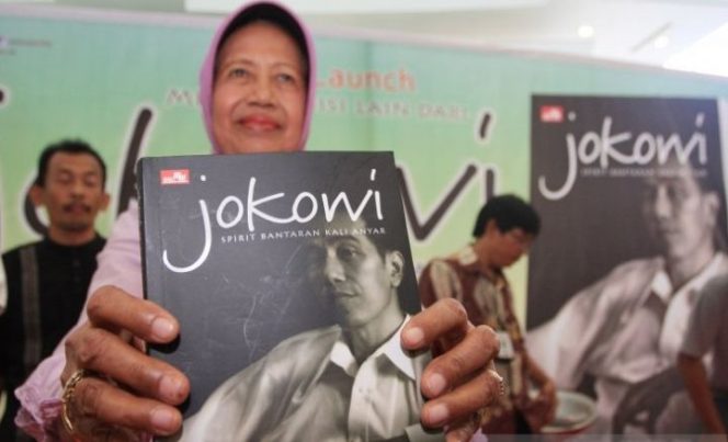 					Ibunda Joko Widodo, Sujiatmi Notomiatdjo memegang buku 'Jokowi, Spirit Bantaran Kali Anyar' saat diluncurkan di Jakarta, Jumat (14/9/2012). Buku setebal 257 halaman ini memuat rangkuman kehidupan pribadi sampai dengan perjalanan karir politik Jokowi yang fenomenal. (Antara)
