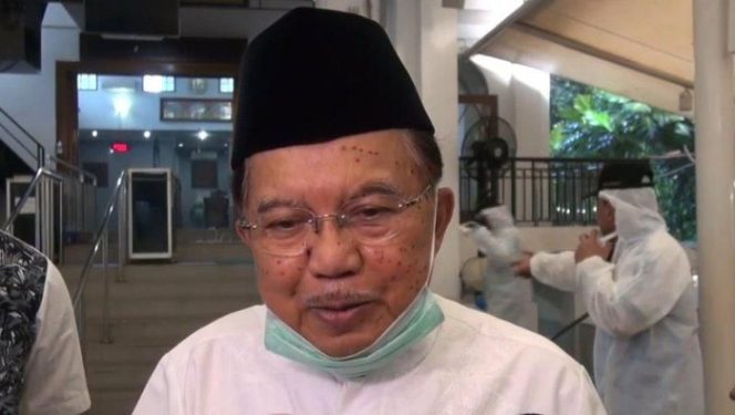 					Ketum DMI Jusuf Kalla (JK) memantau penyemprotan disinfetkan di Masjid Nurul Hidayah, Kby Baru, Jakarta Selatan. (Foto: dok. Antara)