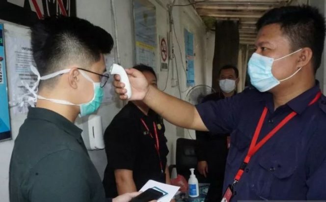 					Kedutaan Besar Republik Indonesia (KBRI) Kuala Lumpur mulai melakukan pemeriksaan suhu tubuh terhadap tamu dan Warga Negara Indonesia (WNI) yang datang ke kedutaan di Jalan Tun Razak tersebut, Kamis (5/3). Pemeriksaan dilakukan untuk mengantisipasi merebaknya virus corona atau COVID-19. Foto ANTARA/ Agus Setiawan