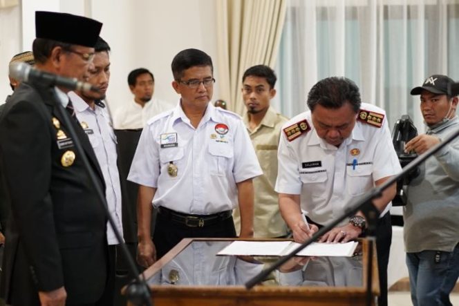 					Bupati Luwu H Basmin Mattayang melantik 32 pejabat administrator dan pejabat pengawas lingkup Pemerintah Kabupaten Luwu, Sulawesi Selatan, Rabu (18/3/2020).