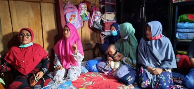 					Sekretaris Dinas Kesehatan Luwu, dr Rosnawary, M.Tr.Adm.Kes dan jajarannya mengunjungi kaka dan adik yang menderita penyakit berkebutuhan penanganan khusus di Lingkungan Banawa, Kelurahan Suli, Kecamatan Suli, Minggu sore (22/3/2020).