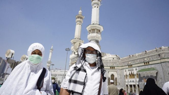 					Ilustrasi -- Para jemaah umroh tampak memakai masker di luar Masjidil Haram di Mekah, Saudi (AP Photo/Amr Nabil)