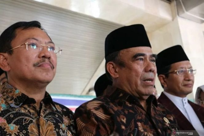 					Menteri Kesehatan Terawan Agus Putranto, Menteri Agama Fachrul Razi serta Imam Besar Masjid Istiqlal Nazaruddin Umar di masjid Istiqlal Jakarta, Jumat (13/3). (ANTARA/Desca Lidya Natalia)